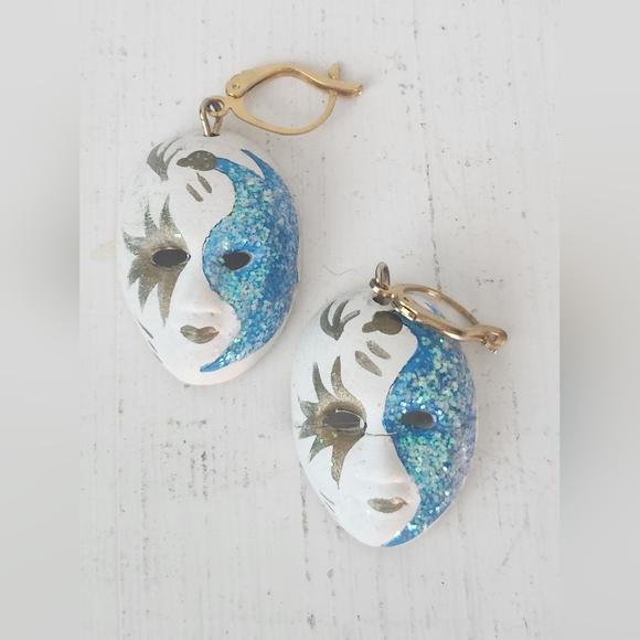 Venetian Porcelain Hand Crafted Mask Brooch & Earring Set (One Earring Not Mint) - Picture 4 of 5